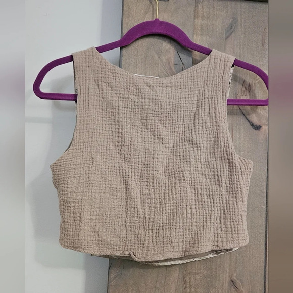 House of Wallace khaki v neck cropped top. Size XS - Picture 2 of 7